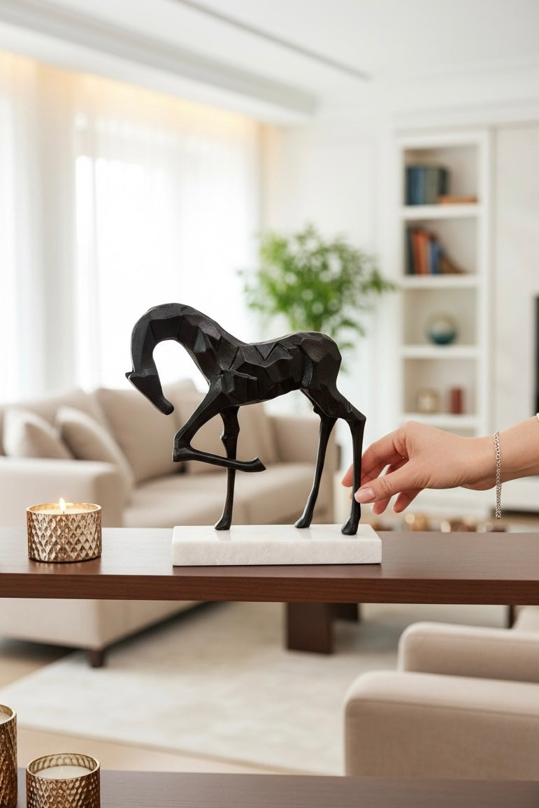 SİYAH AT  BEYAZ MERMER ALTLIKLI 35X28 CM